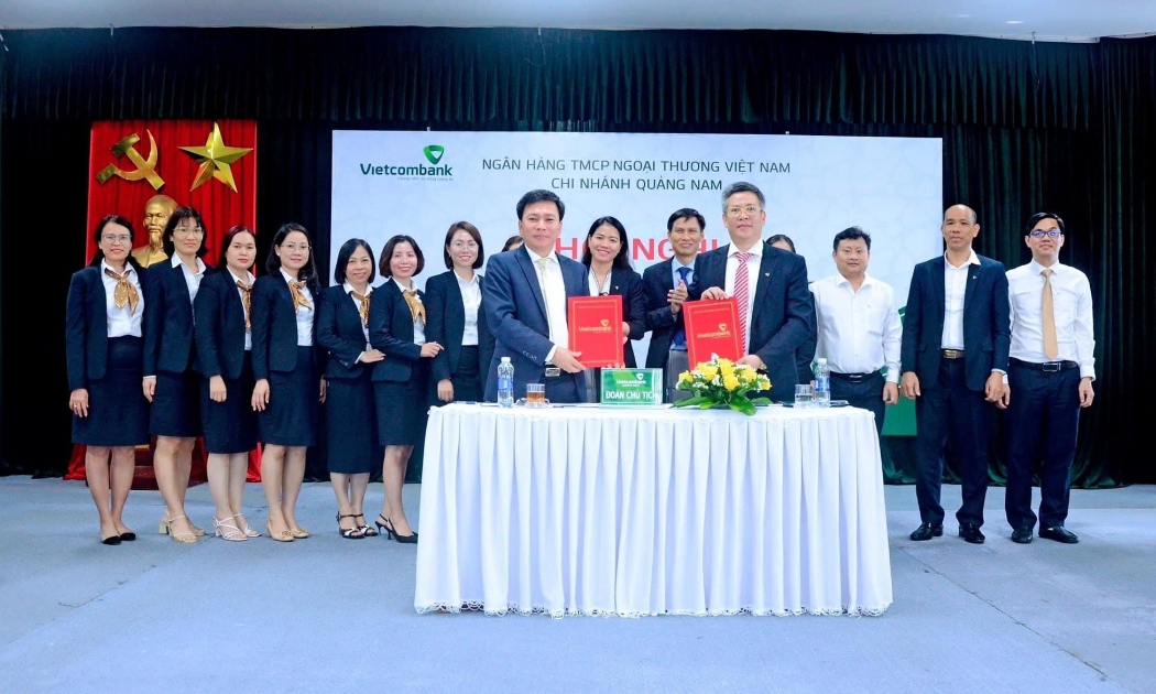 Đồng chí Võ Văn Đức - Bí thư Đảng ủy, Giám đốc Chi nhánh Vietcombank Quảng Nam và Đ/c Trịnh Phú Tín – Chủ tịch CĐCS ký kết giao ước thi đua hoàn thành xuất sắc nhiệm vụ năm 2024.