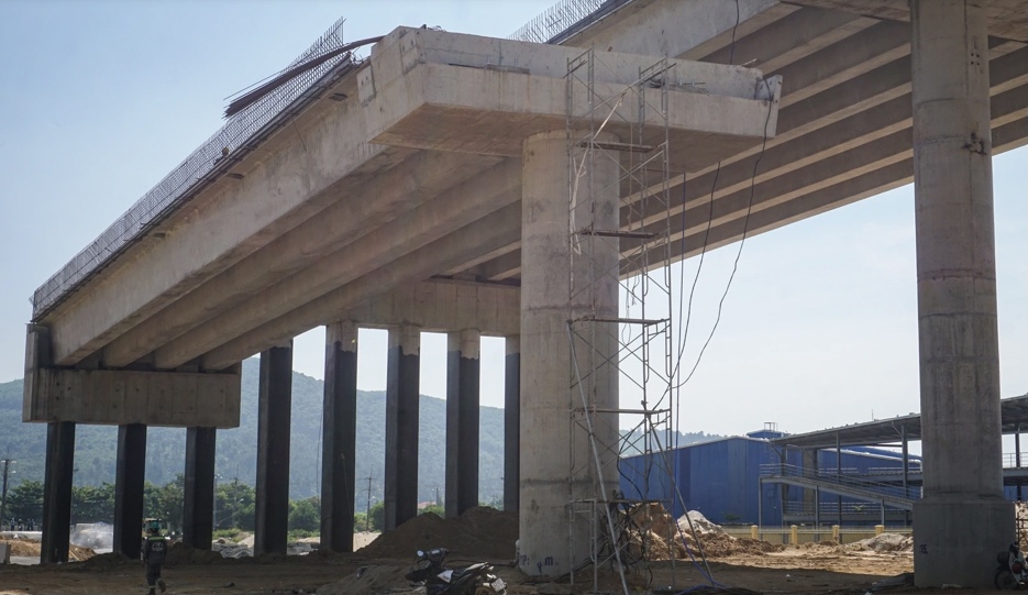Một trong các cây cầu vượt khác mức trên tuyến đường nối cảng Liên Chiểu đang được thi công khẩn trương.