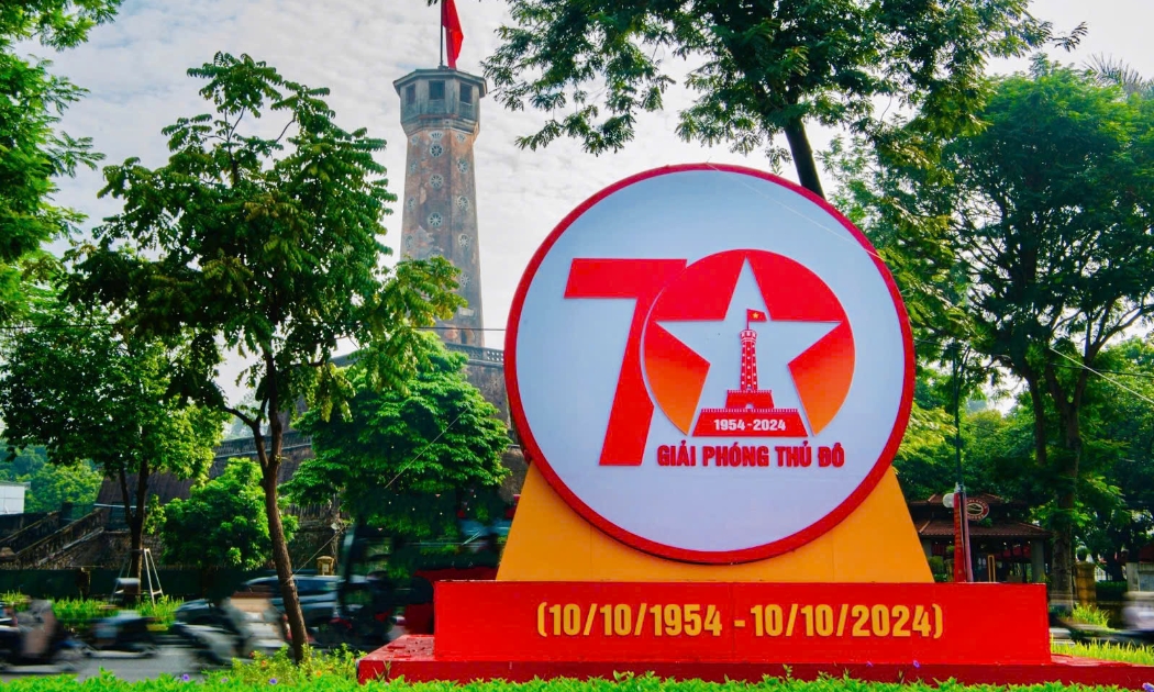 Hướng tới chào mừng kỷ niệm 70 năm Ngày Giải phóng Thủ đô (10/10/1954 – 10/10/2024), nhiều tuyến phố Hà Nội được trang hoàng rực rỡ. Ảnh: VGP