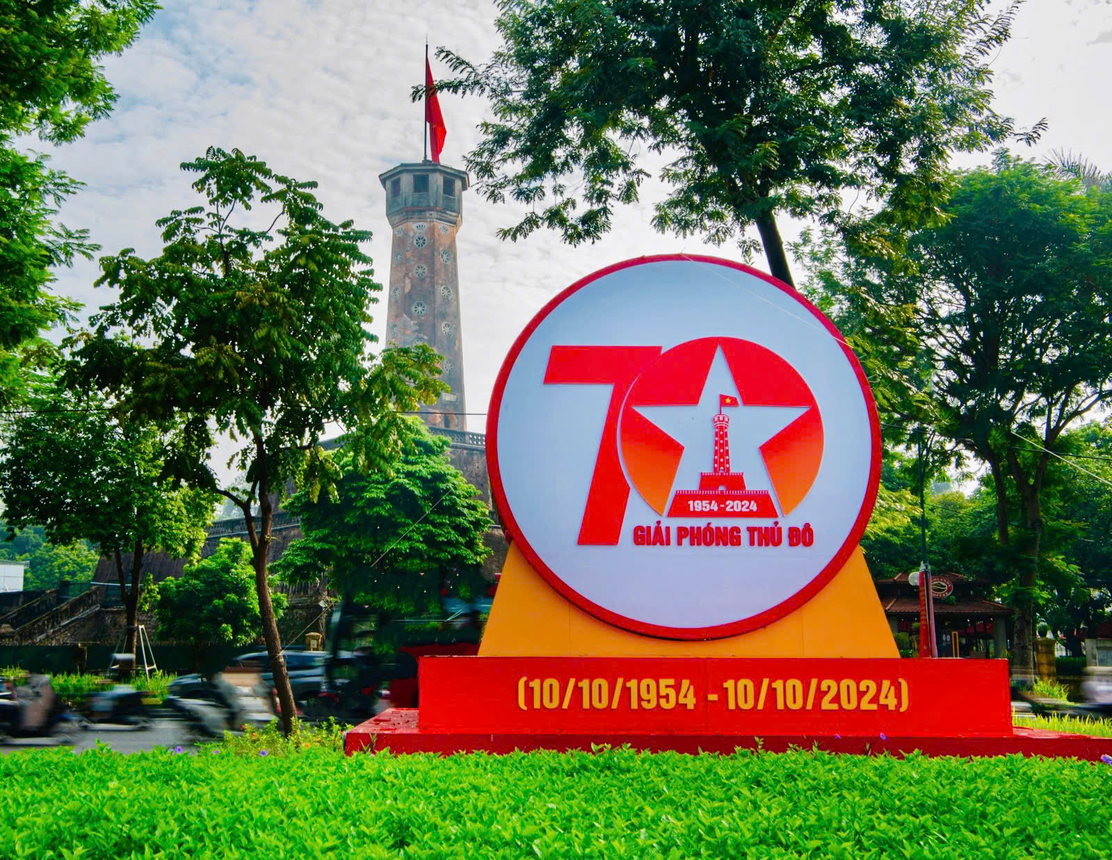 Hướng tới chào mừng kỷ niệm 70 năm Ngày Giải phóng Thủ đô (10/10/1954 – 10/10/2024), nhiều tuyến phố Hà Nội được trang hoàng rực rỡ.  Ảnh: VGP