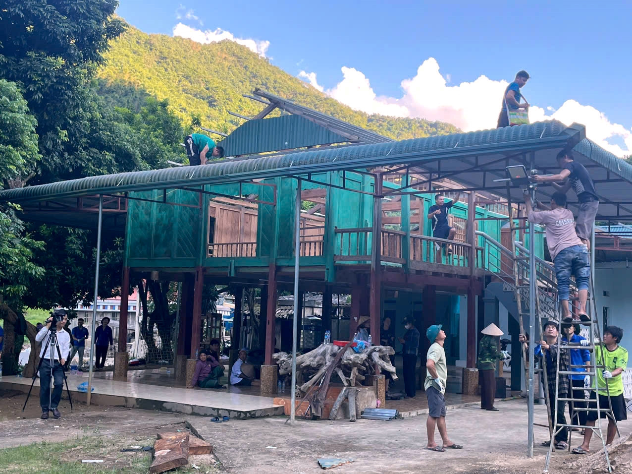 Một ngôi nhà đang được lực lượng chức năng tháo dỡ nhằm tránh thiệt hại về tài sản khi xảy ra sạt lở.
