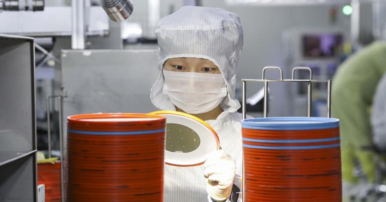 Một c&ocirc;ng nh&acirc;n sản xuất chip cho điện thoại di động, &ocirc; t&ocirc;, đ&egrave;n LED tại một xưởng ở th&agrave;nh phố Ho&agrave;i An, tỉnh Giang T&ocirc;, Trung Quốc. Ảnh: CNBC