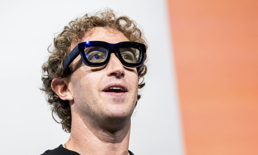 Mark Zuckerberg đeo chiếc kính thực tế tăng cường (AR) Orion của Meta Platforms - Ảnh: Bloomberg.
