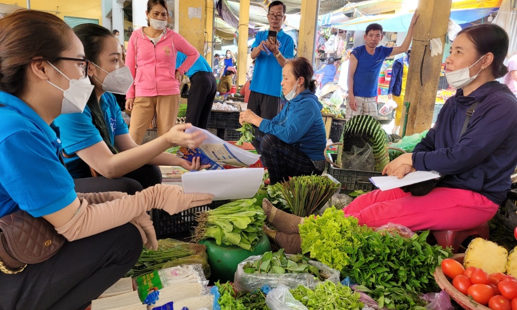 Thông tin chính sách bảo hiểm xã hội đến người lao động. Ảnh minh họa.