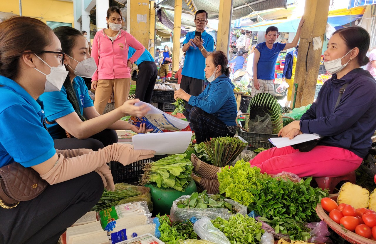 Thông tin chính sách bảo hiểm xã hội đến người lao động. Ảnh minh họa.
