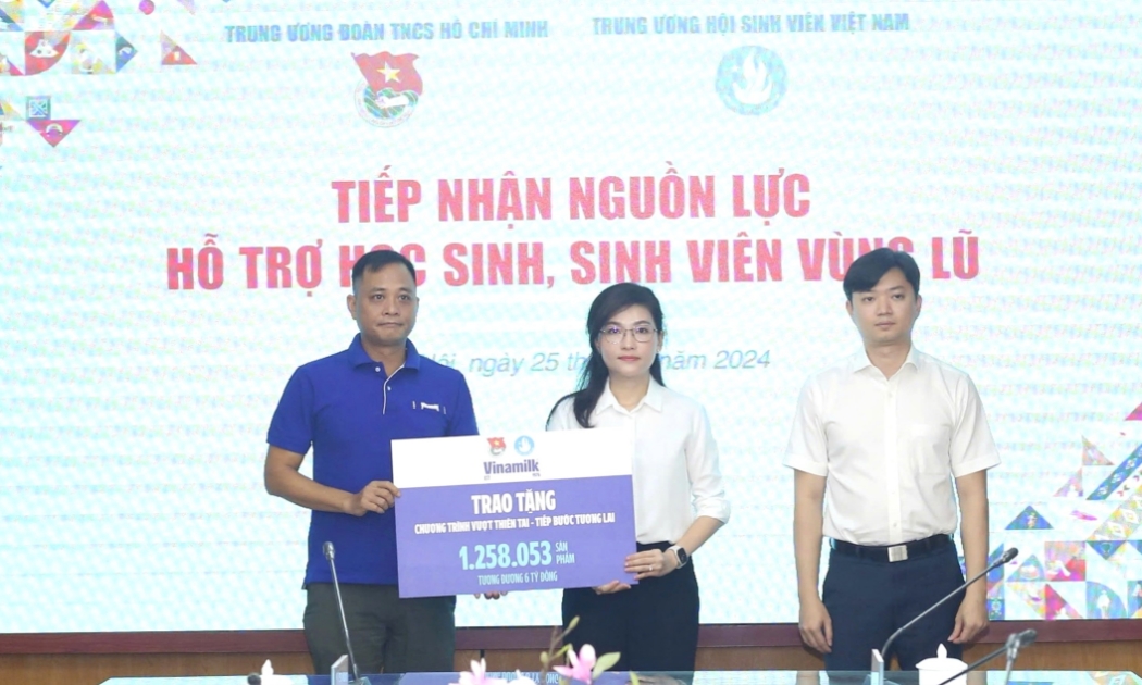 Đại diện Vinamilk trao tặng bảng tượng trưng hơn 1.258.000 sản phẩm (tương đương 6 tỷ đồng) cho đại diện Trung ương Đoàn TNCS Hồ Chí Minh.