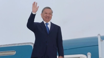 Top leader leaves Hanoi for visits to Mongolia, Ireland and France