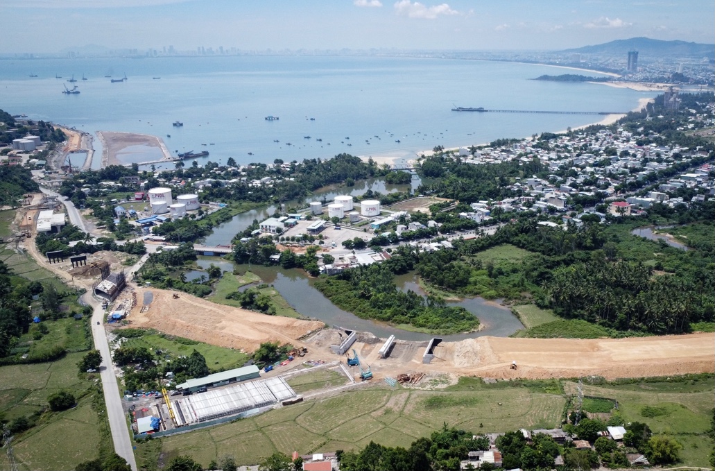 Đường ven biển nối cảng Liên Chiểu đang được nhà thầu đẩy nhanh tiến độ thi công.