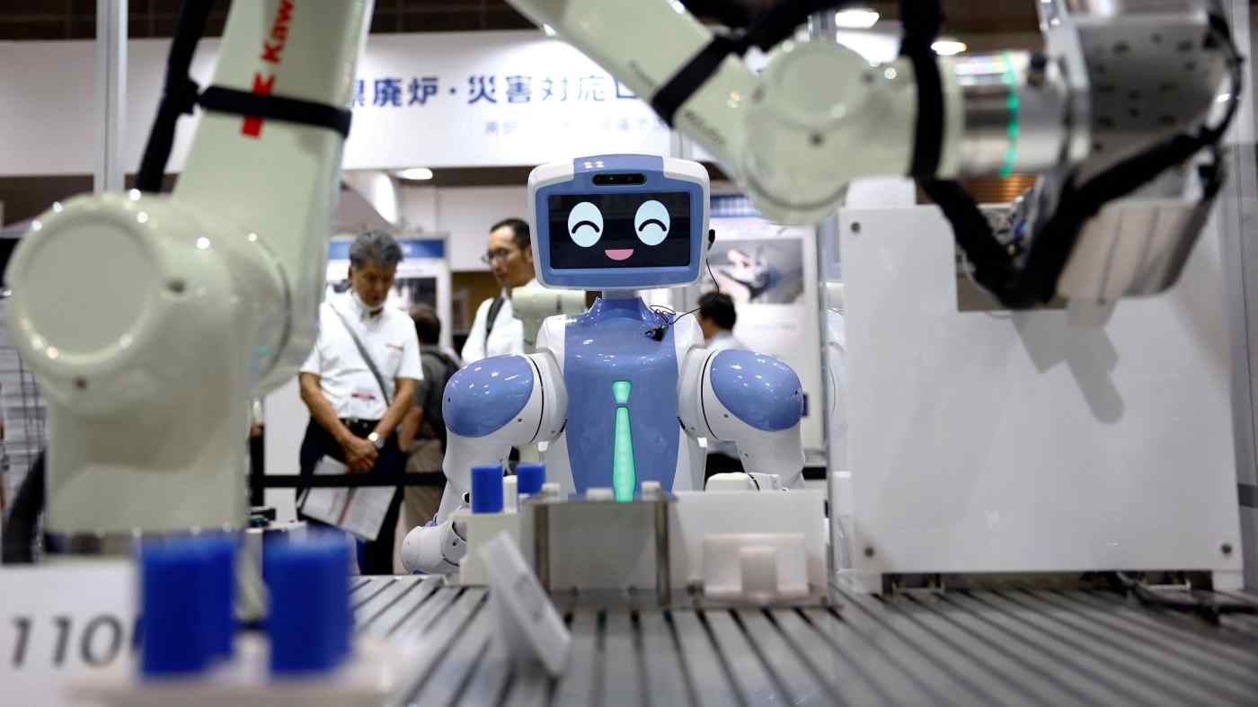 CL110N và Nyokkey của Kawasaki Robotics, robot xã hội tự động có cánh tay di động, được trình diễn tại Tuần lễ Robot Nhật Bản ở Tokyo. Ảnh: Reuters