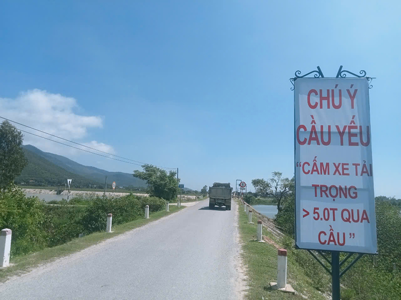 Sở Giao thông Vận tải tỉnh Quảng Bình đặt một số biển cảnh báo tại khu vực cầu