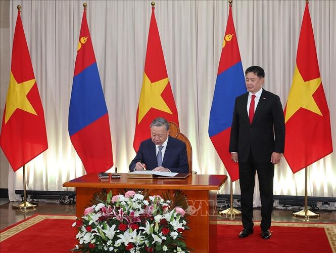 Tổng Bí thư, Chủ tịch nước Tô Lâm ký sổ “Khách danh dự” - Ảnh: TTXVN