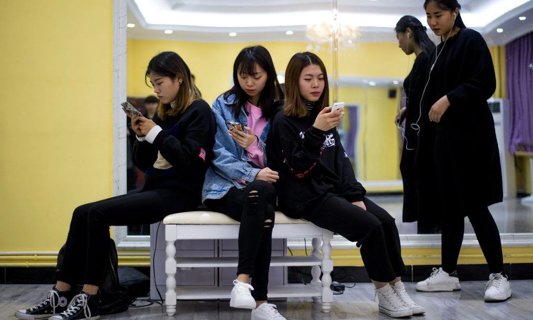 Nhiều người trẻ Trung Quốc không muốn kết hôn hay mua nhà trong bối cảnh nền kinh tế khó khăn - Ảnh: AP