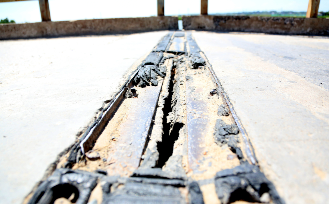 Khe co gi&atilde;n bằng cao su tr&ecirc;n mặt cầu bị hư hỏng nặng. Ảnh Tiến Th&agrave;nh