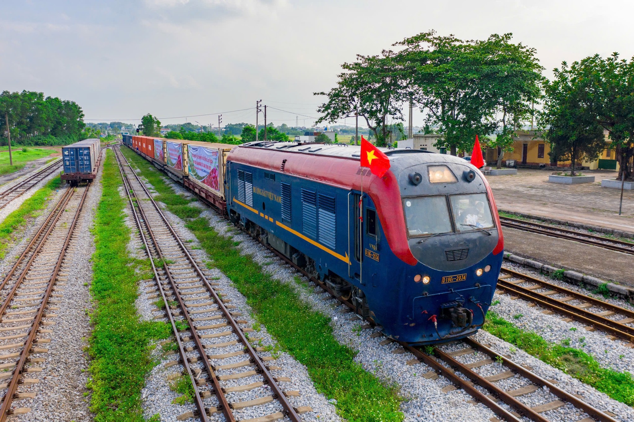 Từ ngày 1/10, Tổng công ty Đường sắt Việt Nam (VNR) sẽ tạm ngừng tính năng “mua vé giữ chỗ, trả tiền sau”.
