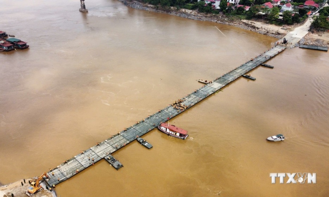 Cầu phao Phong Châu cho phép người dân đi lại trong thời gian từ 6 tới 22h. Ảnh: TTXVN 