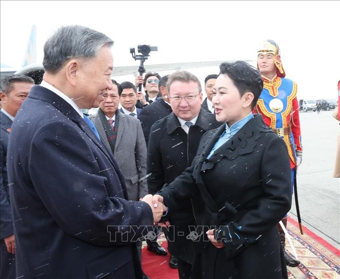 Bộ trưởng Ngoại giao Mông Cổ B. Batsetseg, Đại sứ Mông Cổ tại Việt Nạm Sereejav, Cục trưởng Cục Châu Á, Bộ Ngoại giao G.Hulan đón Tổng Bí thư, Chủ tịch nước Tô Lâm tại sân bay Thành Cát Tư Hãn - Ảnh: TTXVN
