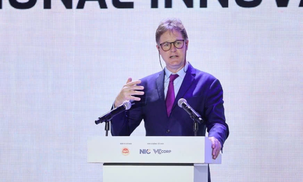 Ông Nick Clegg, Chủ tịch phụ trách Đối ngoại Toàn cầu, Tập đoàn Meta, chia sẻ tại sự kiện.