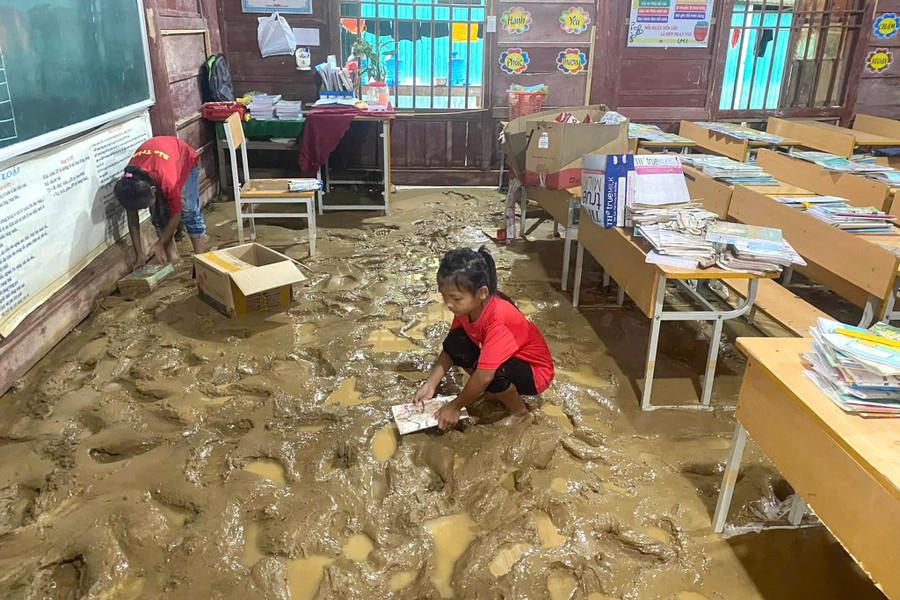 Phòng học bị bùn đất tràn vào khiến nhiều sách vở, đồ dùng học tập bị hư hỏng