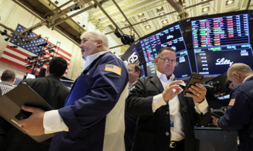 Chứng khoán Mỹ lập kỷ lục mới dù ông Powell dè dặt về giảm lãi suất, giá dầu giảm 17% trong quý 3