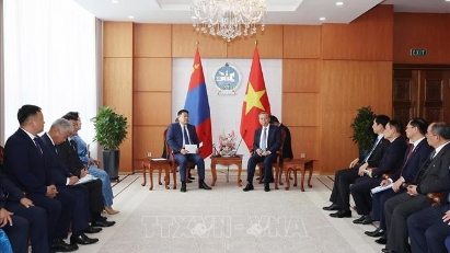 Top leader meets with Mongolian PM