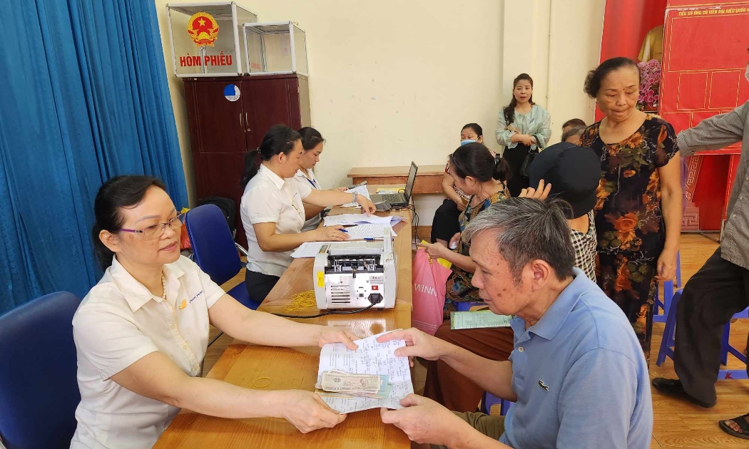 Người nhận lương hưu tại Hà Nội. Ảnh: Thu Hiền.