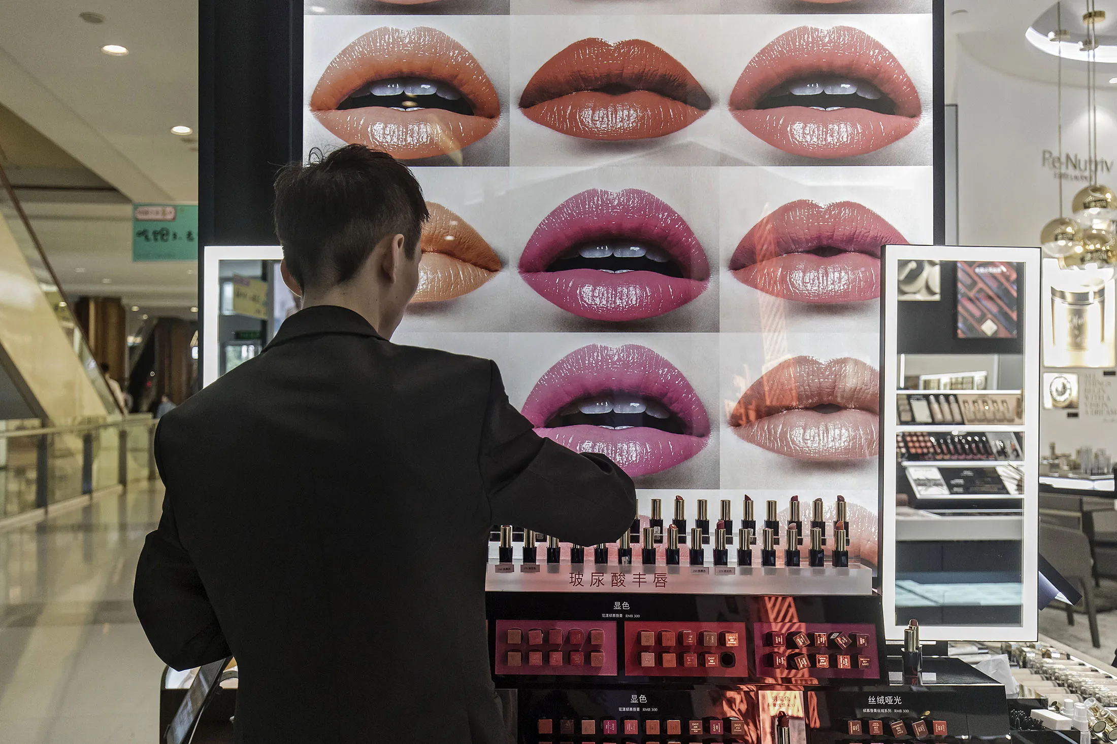 Một nghười tiêu dùng Trung Quốc đang xem hàng tại Estée Lauder store ở Trung tâm thương mại Raffles City, Thượng Hải.