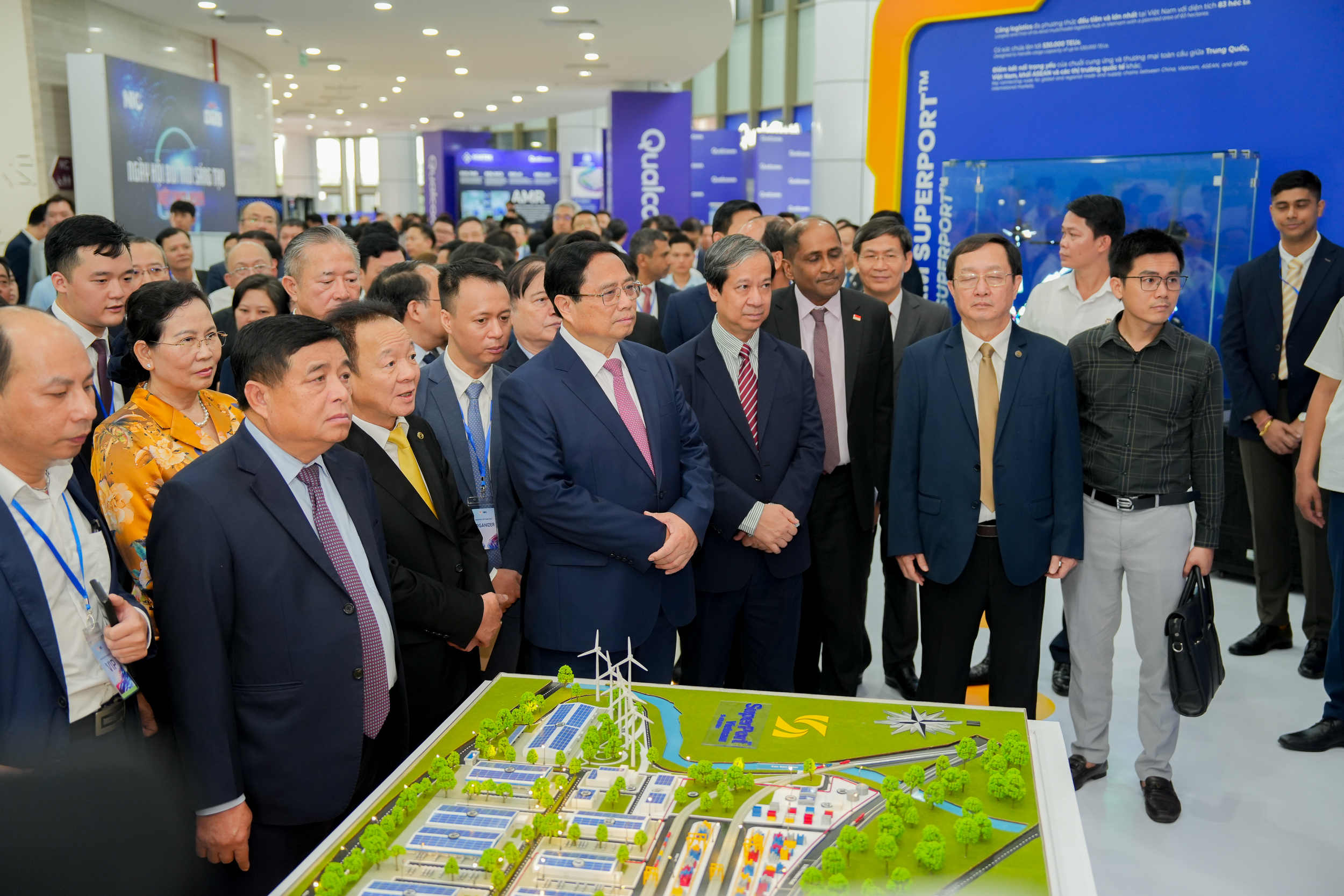 Thủ tướng Phạm Minh Chính và lãnh đạo các bộ ngành tham quan gian hàng của Trung tâm Logistics ICD Vĩnh Phúc - SuperPort Việt Nam. Đây là siêu cảng đầu tiên trong Mạng lưới logistics thông minh ASEAN được khởi công tháng 12/2021 tại Vĩnh Phúc.