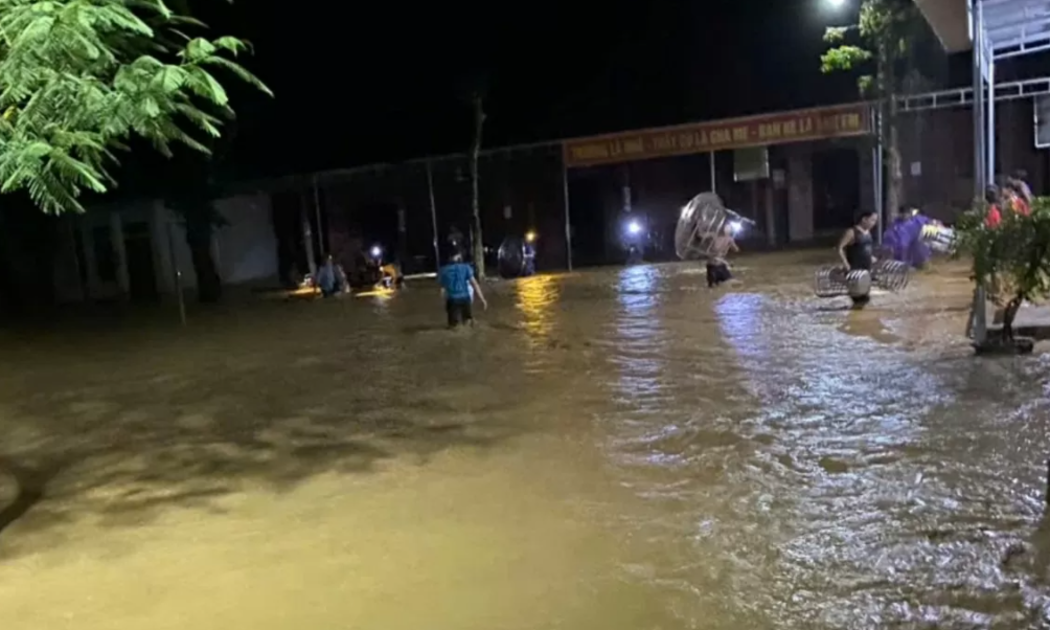 Giáo viên Trường Phổ thông dân tộc bán trú Tiểu học Lượng Minh sơ tán học sinh, đồ dùng ngay trong đêm.