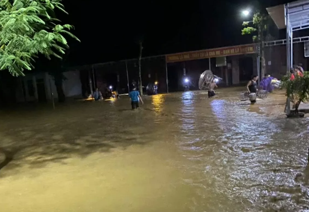 Giáo viên Trường Phổ thông dân tộc bán trú Tiểu học Lượng Minh sơ tán học sinh, đồ dùng ngay trong đêm.