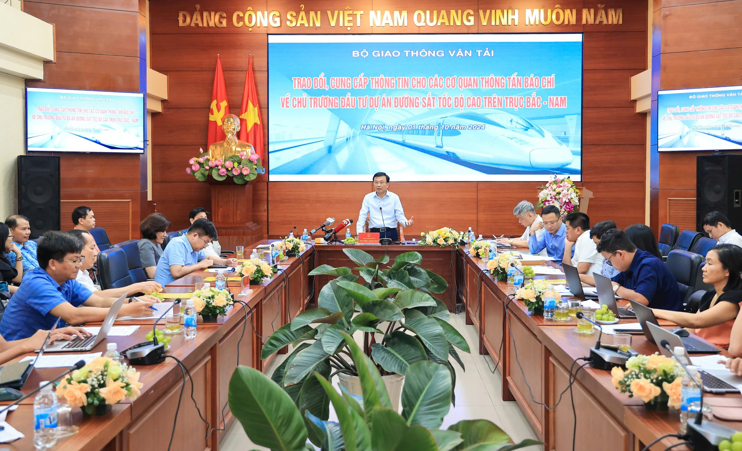 Thứ trưởng Bộ Giao th&ocirc;ng Vận tải, &ocirc;ng Nguyễn Danh Huy tại sự kiện. Ảnh: B&aacute;o Giao th&ocirc;ng