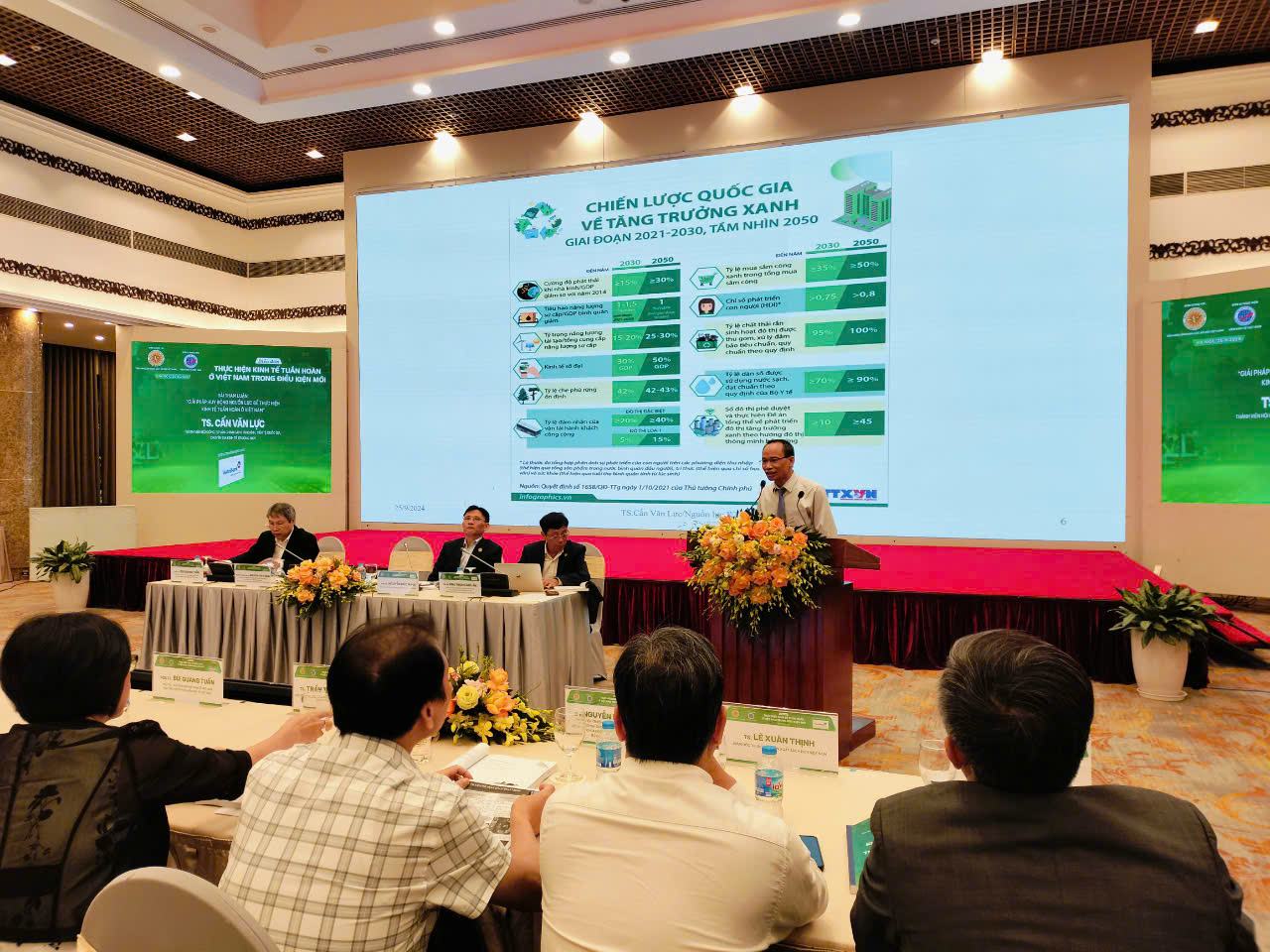 TS Cấn Văn Lực chia sẻ tại diễn đ&agrave;n