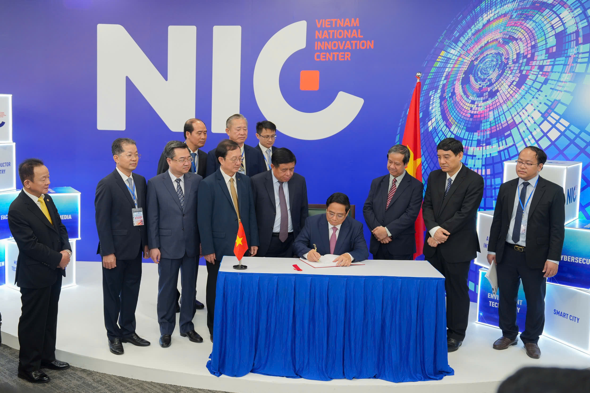 Thủ tướng Phạm Minh Ch&iacute;nh viết lưu b&uacute;t tại Ph&ograve;ng Truyền thống của NIC tại cơ sở H&ograve;a Lạc.