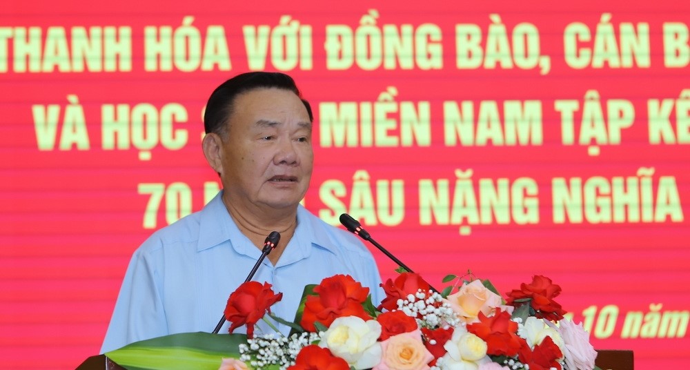 Đồng chí Nguyễn Khánh Toàn, nguyên Ủy viên Trung ương Đảng, nguyên Thứ trưởng Thường trực Bộ Công an, đại diện Ban liên lạc học sinh miền Nam của Trung ương, phát biểu tham luận tại hội thảo.