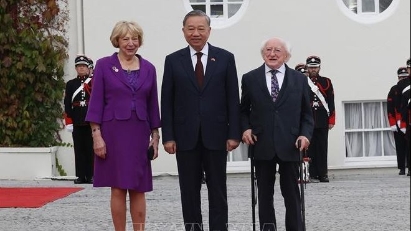Top leader pays State visit to Ireland