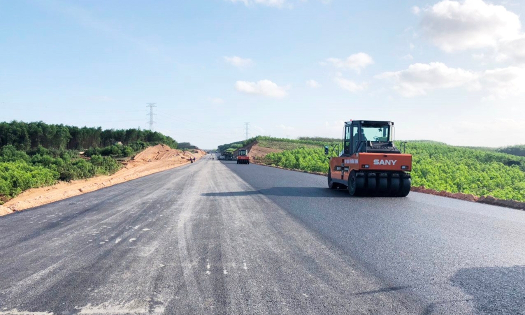 Dự án cao tốc Vạn Ninh - Cam Lộ đi qua hai tỉnh Quảng Bình và Quảng Trị có chiều dài 65,5 km, được khởi công ngày 1/1/2023.