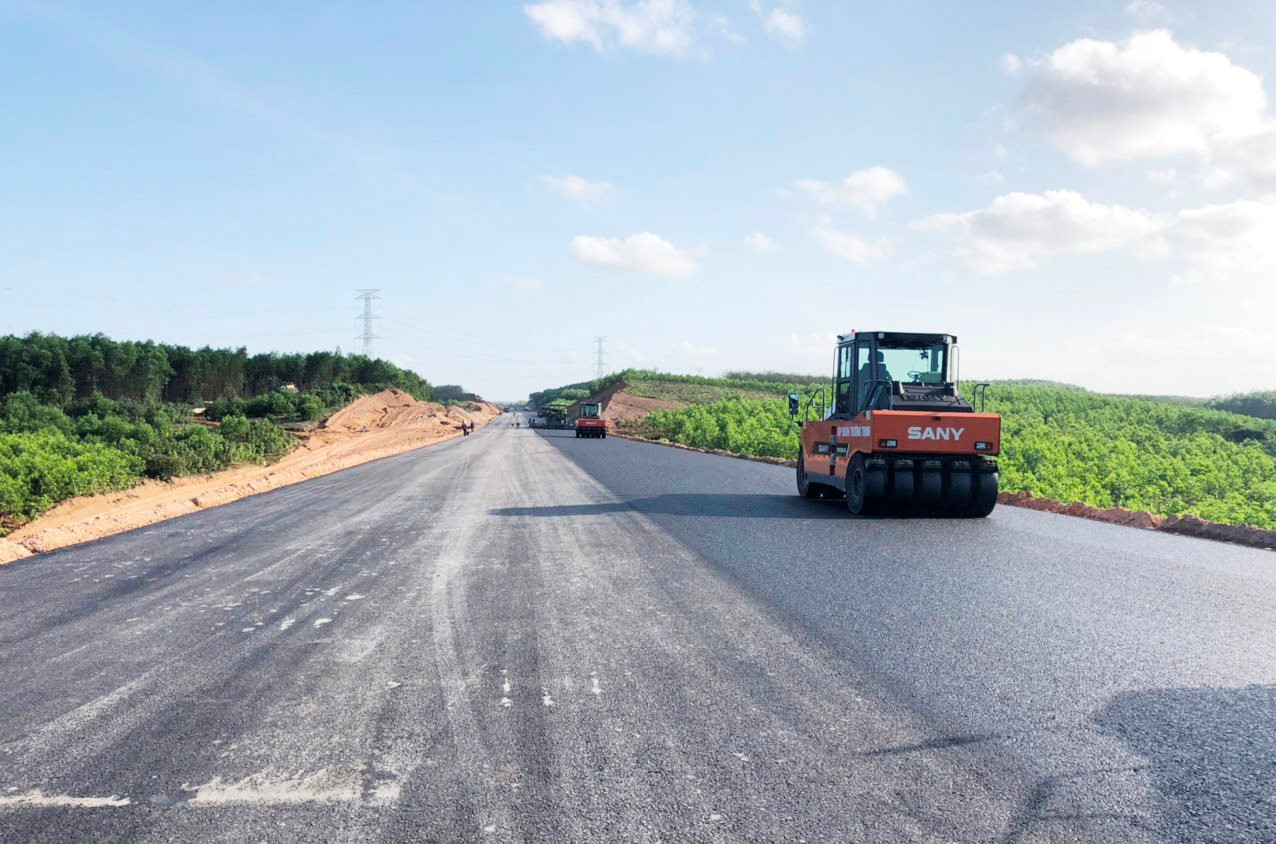 Dự án cao tốc Vạn Ninh - Cam Lộ đi qua hai tỉnh Quảng Bình và Quảng Trị có chiều dài 65,5 km, được khởi công ngày 1/1/2023.