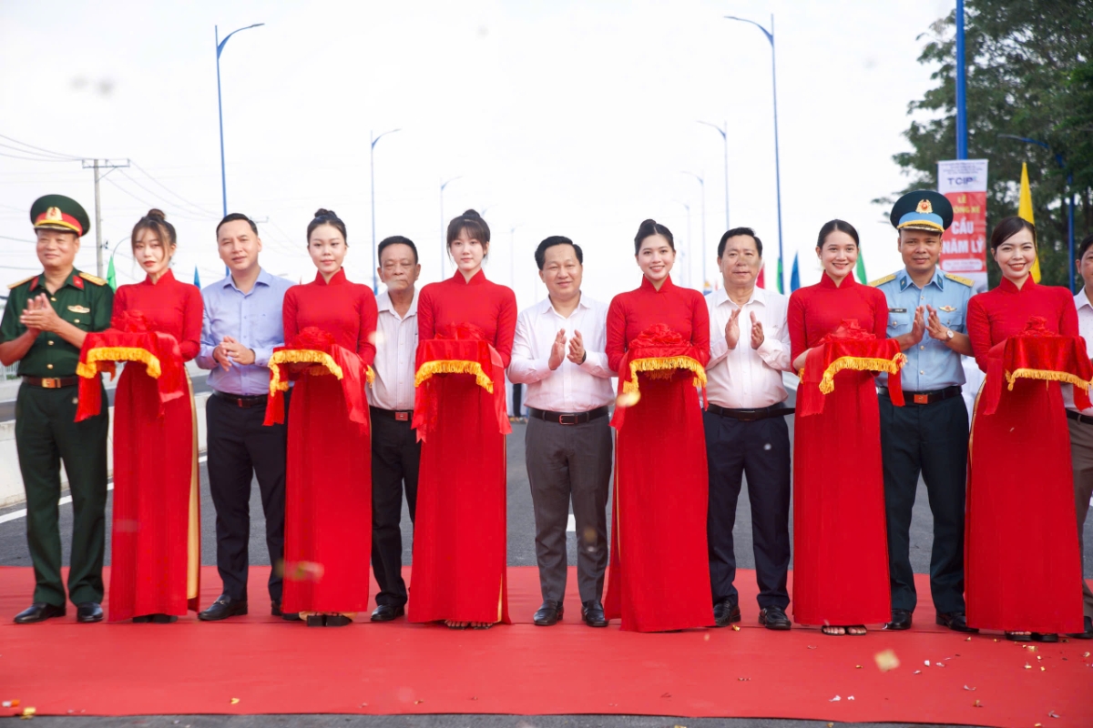 UBND Th&agrave;nh phố Thủ Đức đ&atilde; phối hợp c&ugrave;ng Ban Quản l&yacute; Dự &aacute;n đầu tư x&acirc;y dựng c&aacute;c c&ocirc;ng tr&igrave;nh giao th&ocirc;ng TP. Hồ Ch&iacute; Minh (Ban Giao th&ocirc;ng) tổ chức lễ th&ocirc;ng xe&nbsp; qua cầu Nam L&yacute;.&nbsp;