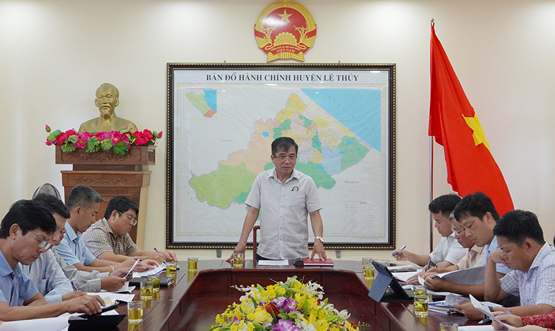 &Ocirc;ng Đo&agrave;n Ngọc L&acirc;m, Ph&oacute; Chủ tịch Thường trực UBND tỉnh Quảng B&igrave;nh vừa c&oacute; buổi l&agrave;m việc với huyện Lệ Thủy về c&ocirc;ng t&aacute;c bồi thường, giải ph&oacute;ng mặt bằng&nbsp;Dự &aacute;n cao tốc Vạn Ninh - Cam Lộ&nbsp;