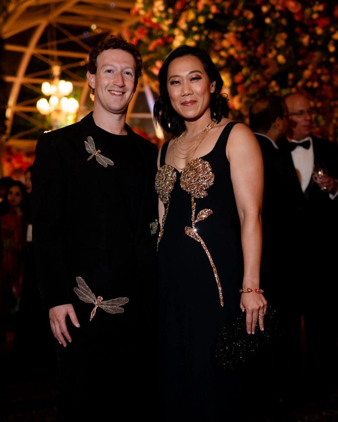 Với những sự kiện yêu cầu trang phục trang trọng, giờ đây Zuckerberg không ngại diện đồ xa xỉ.