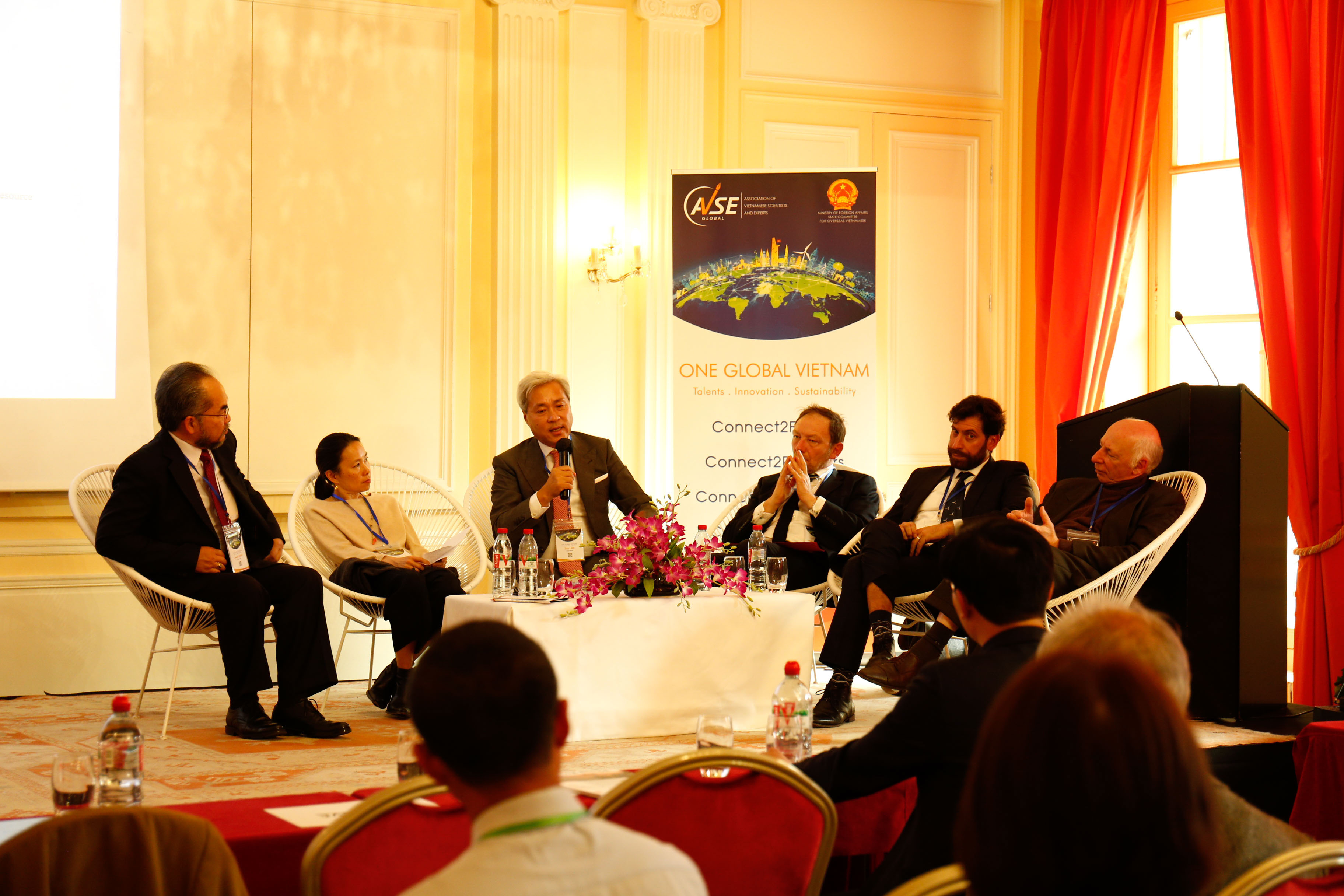Hội nghị One Global Vietnam 2021 tổ chức bởi AVSE Global, quy tụ sự tham gia của 100 chuyên gia, trí thức Việt Nam và quốc tế tiêu biểu hàng đầu trên thế giới trong nhiều lĩnh vực, đã mang đến nhiều góc nhìn đa chiều, giải pháp chiến lược và hành động cụ thể để đồng hành với sự phát triển về chính trị, kinh tế, văn hóa và xã hội của Việt Nam trong tương lai.