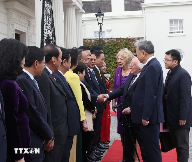 Tổng Bí thư, Chủ tịch nước Tô Lâm giới thiệu với Tổng thống Ireland Michael D. Higgins và Phu nhân các thành viên Đoàn cấp cao Việt Nam - Ảnh: TTXVN
