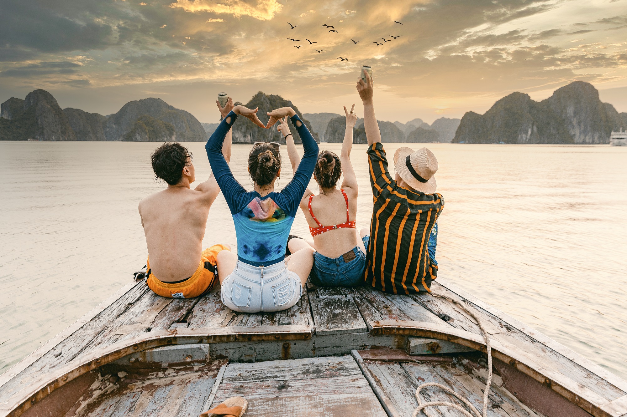 Kh&aacute;ch du lịch trải nghiệm tr&ecirc;n Vịnh Lan Hạ, Hải Ph&ograve;ng.