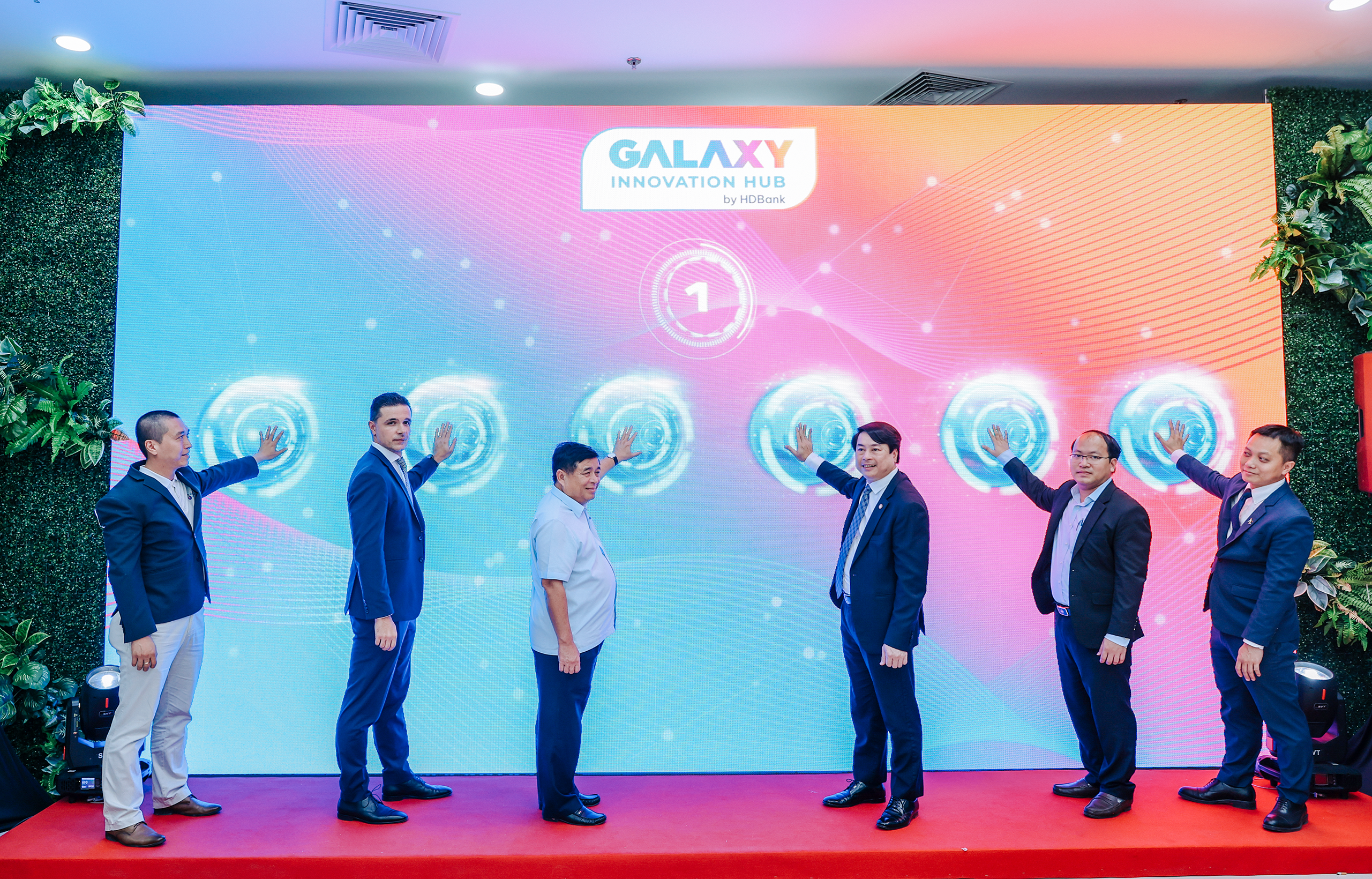 Lễ khai trương Trung t&acirc;m Đổi mới S&aacute;ng tạo Galaxy Innovation Hub miền Bắc với sự tham dự của Bộ trưởng Bộ Kế hoạch v&agrave; Đầu tư Nguyễn Ch&iacute; Dũng.