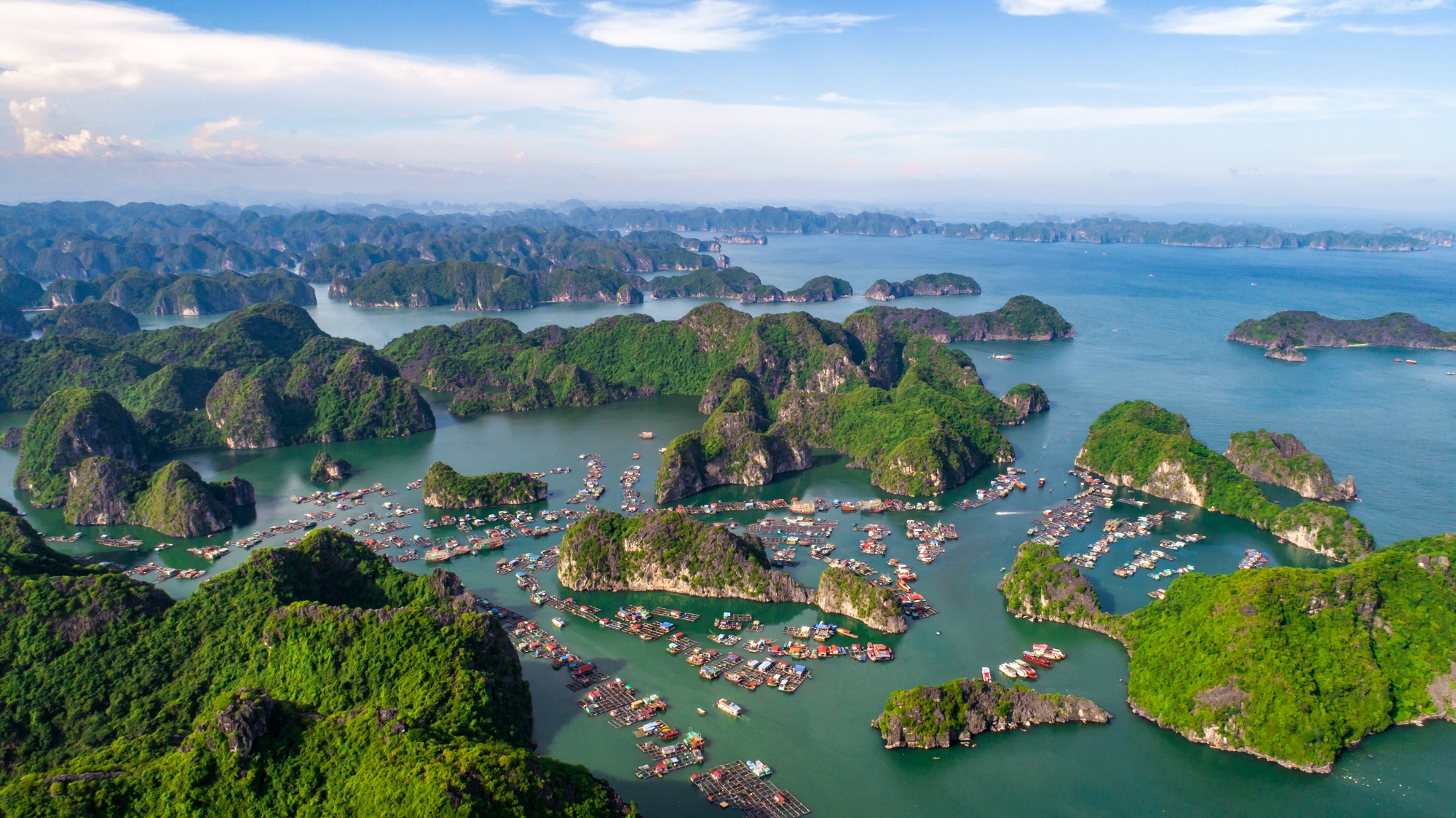 Quần đảo Cát Bà nhìn từ trên cao.