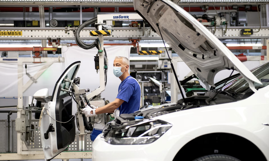 Trong một nhà máy sản xuất ô tô của Volkswagen - Ảnh: Reuters.
