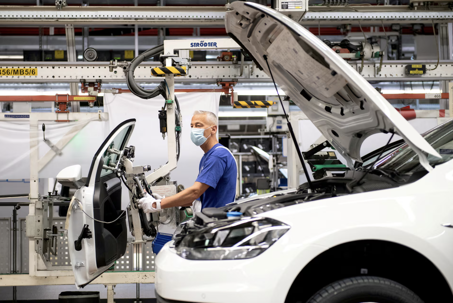 Trong một nhà máy sản xuất ô tô của Volkswagen - Ảnh: Reuters.