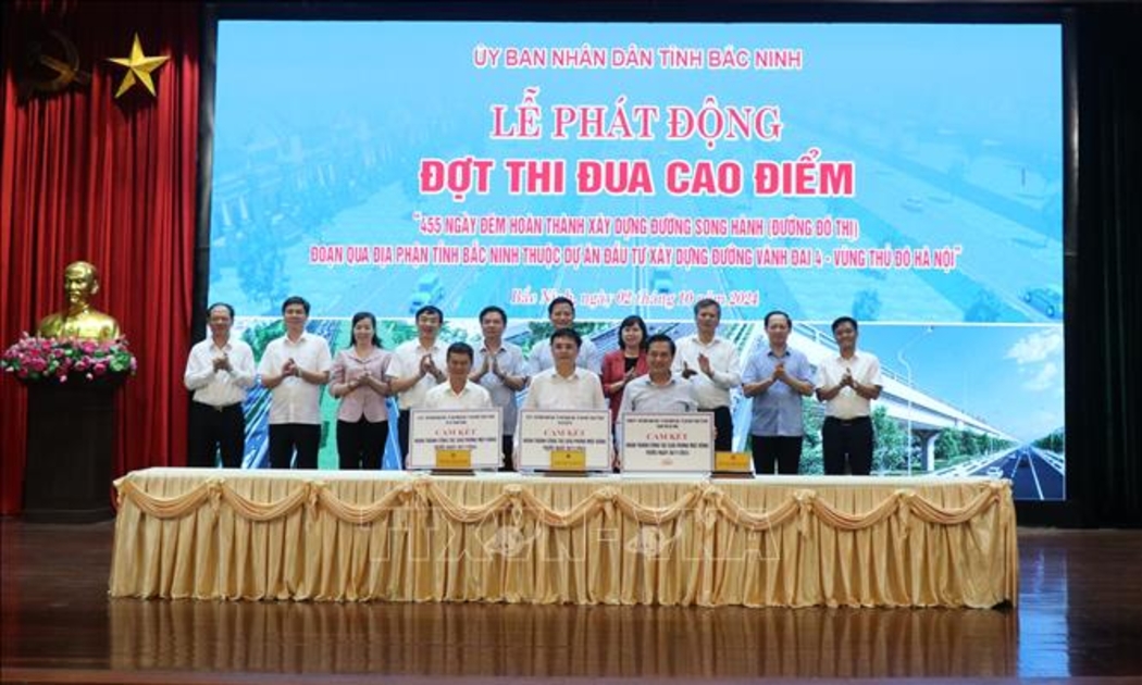 Lễ phát động phong trào thi đua “455 ngày đêm hoàn thành xây dựng đường song hành thuộc dự án đầu tư xây dựng đường Vành đai 4. Ảnh: TTXVN