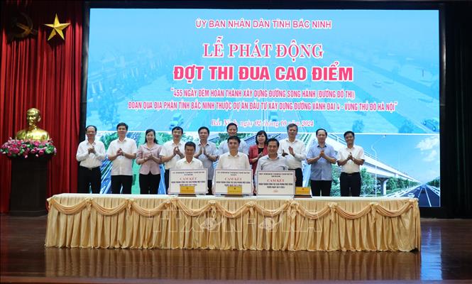 Lễ phát động phong trào thi đua “455 ngày đêm hoàn thành xây dựng đường song hành thuộc dự án đầu tư xây dựng đường Vành đai 4. Ảnh: TTXVN