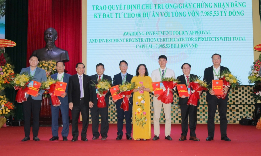 Lãnh đạo tỉnh Bến Tre trao chứng nhận đầu tư cho 6 dự án vứi tổng vốn gần 8.000 tỷ đồng, tại hội nghị xúc tiến đầu tư tỉnh Bến Tre ngày 03/10/2024.