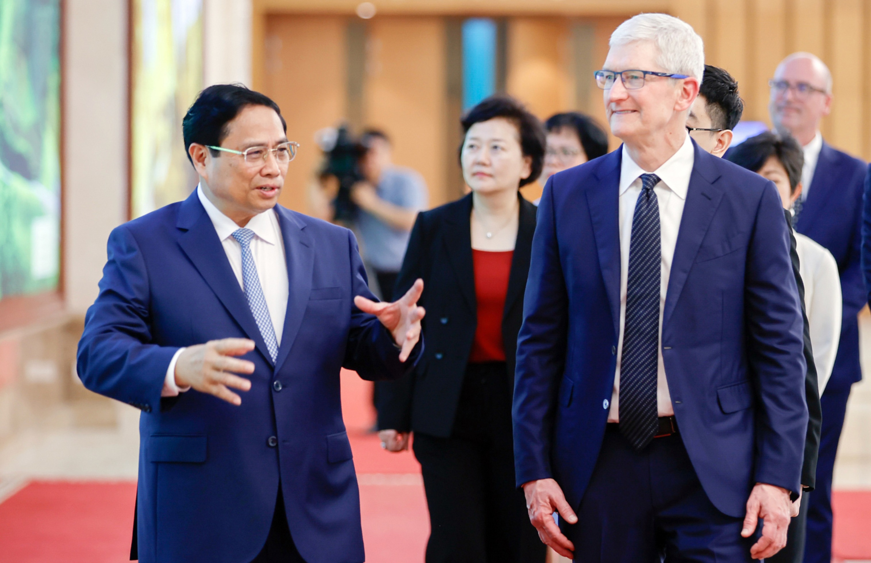 Tim Cook, CEO của Apple, gặp gỡ Thủ tướng ch&iacute;nh phủ Phạm Minh Ch&iacute;nh trong&nbsp; chuyến c&ocirc;ng t&aacute;c hồi th&aacute;ng Tư.&nbsp;